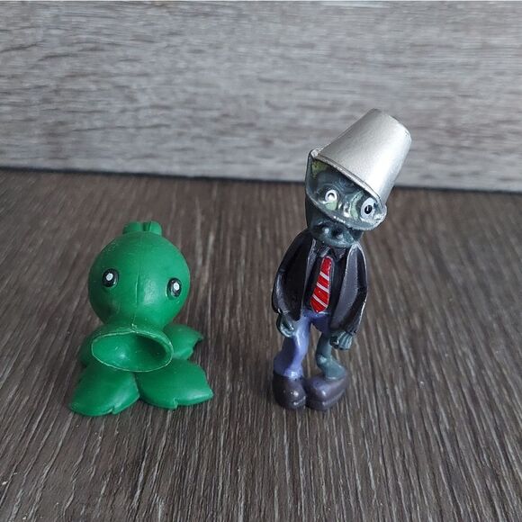 Plants VS Zombies PVC Figure Topper 2pc Lot Pea Shooter Bucket Head - Picture 1 of 3
